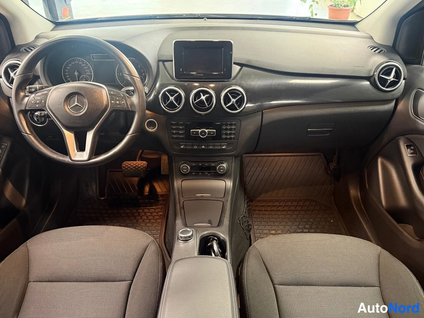 Hopea Mercedes-Benz B 2013, ohjaamo, kuva 7