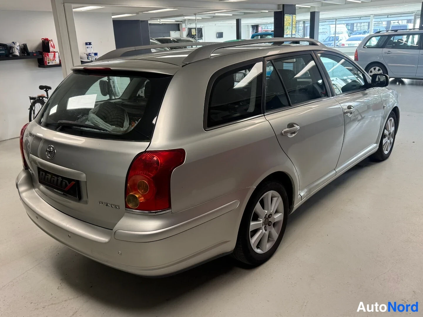 Hopea Toyota Avensis 2005, takaviisto, kuva 5