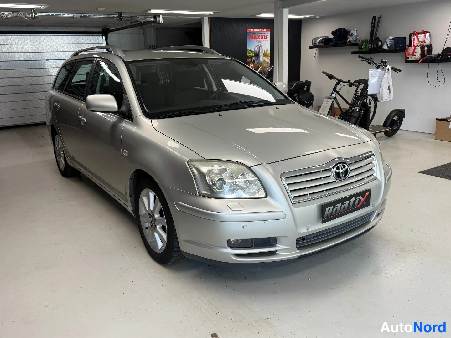 Hopea Toyota Avensis 2005, etuviisto, keula oikealle, kuva 2