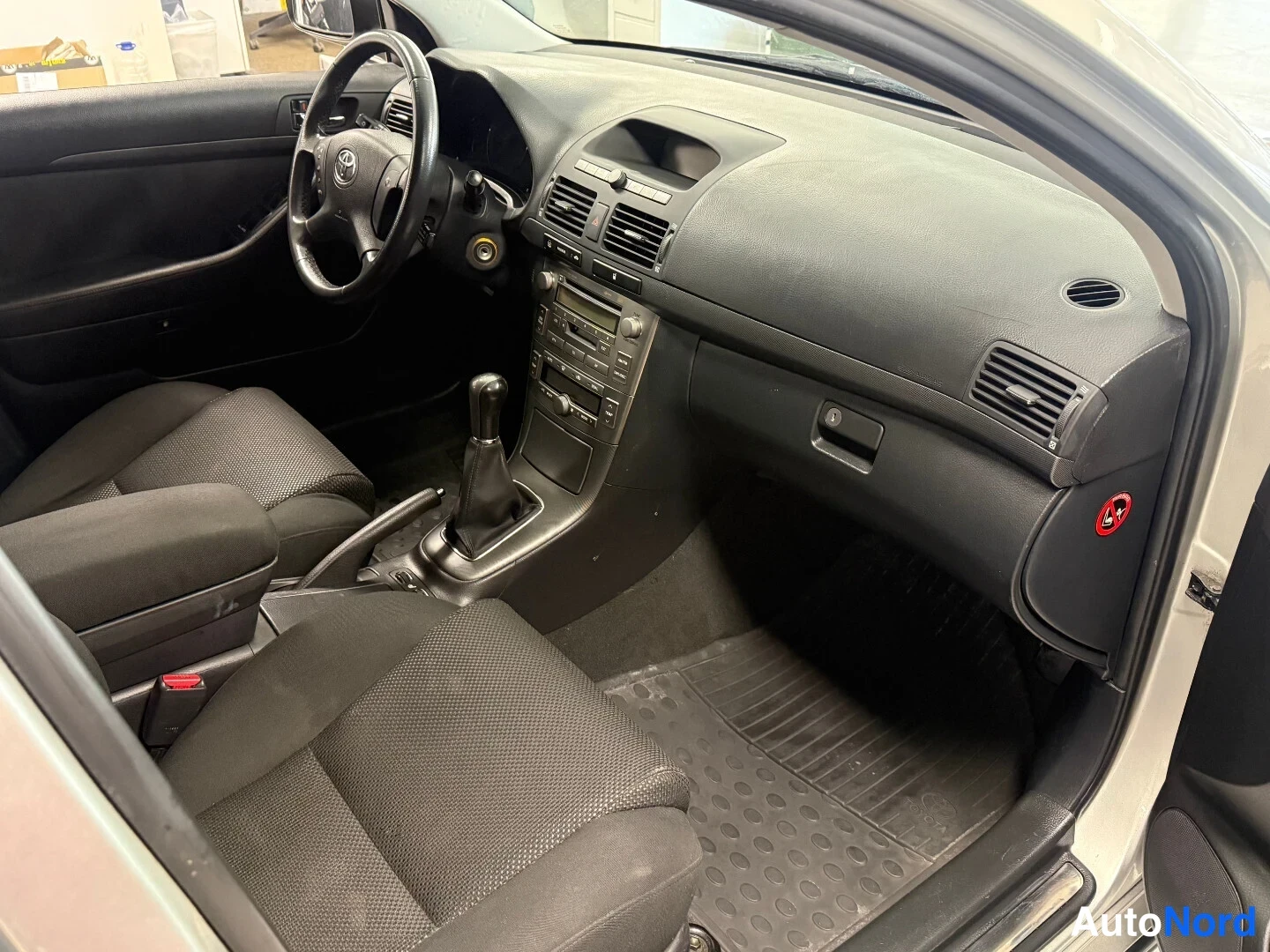 Hopea Toyota Avensis 2005, etuistuimet, kuva 7