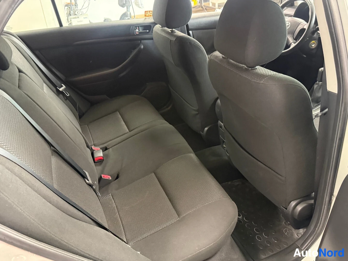Hopea Toyota Avensis 2005, takaistuimet, kuva 8