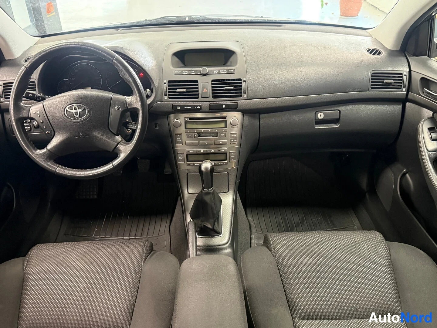 Hopea Toyota Avensis 2005, ohjaamo, kuva 6