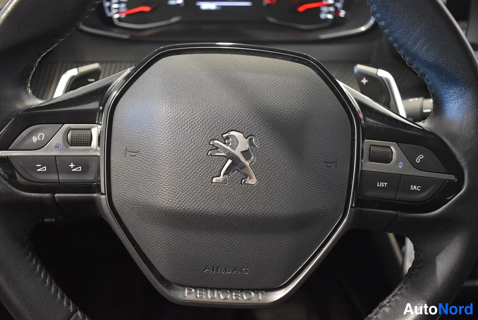 Punainen Peugeot 2008 2021, yksityiskohta, kuva 24