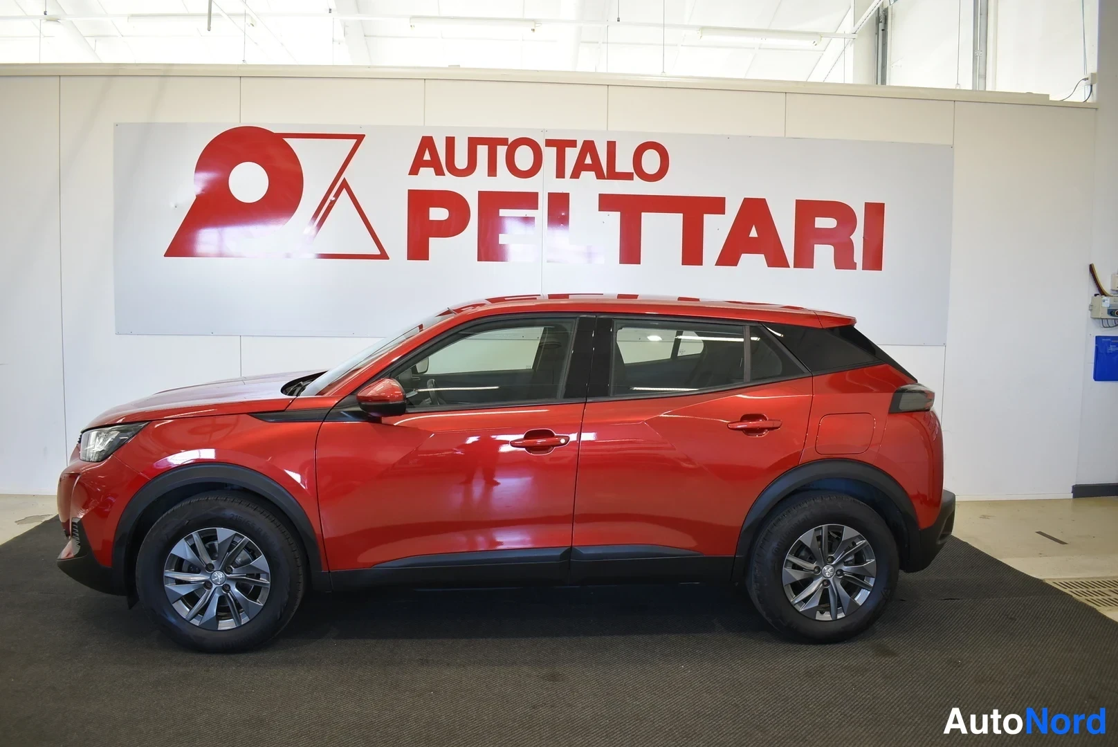 Punainen Peugeot 2008 2021, etuviisto, keula vasemmalle, kuva 2