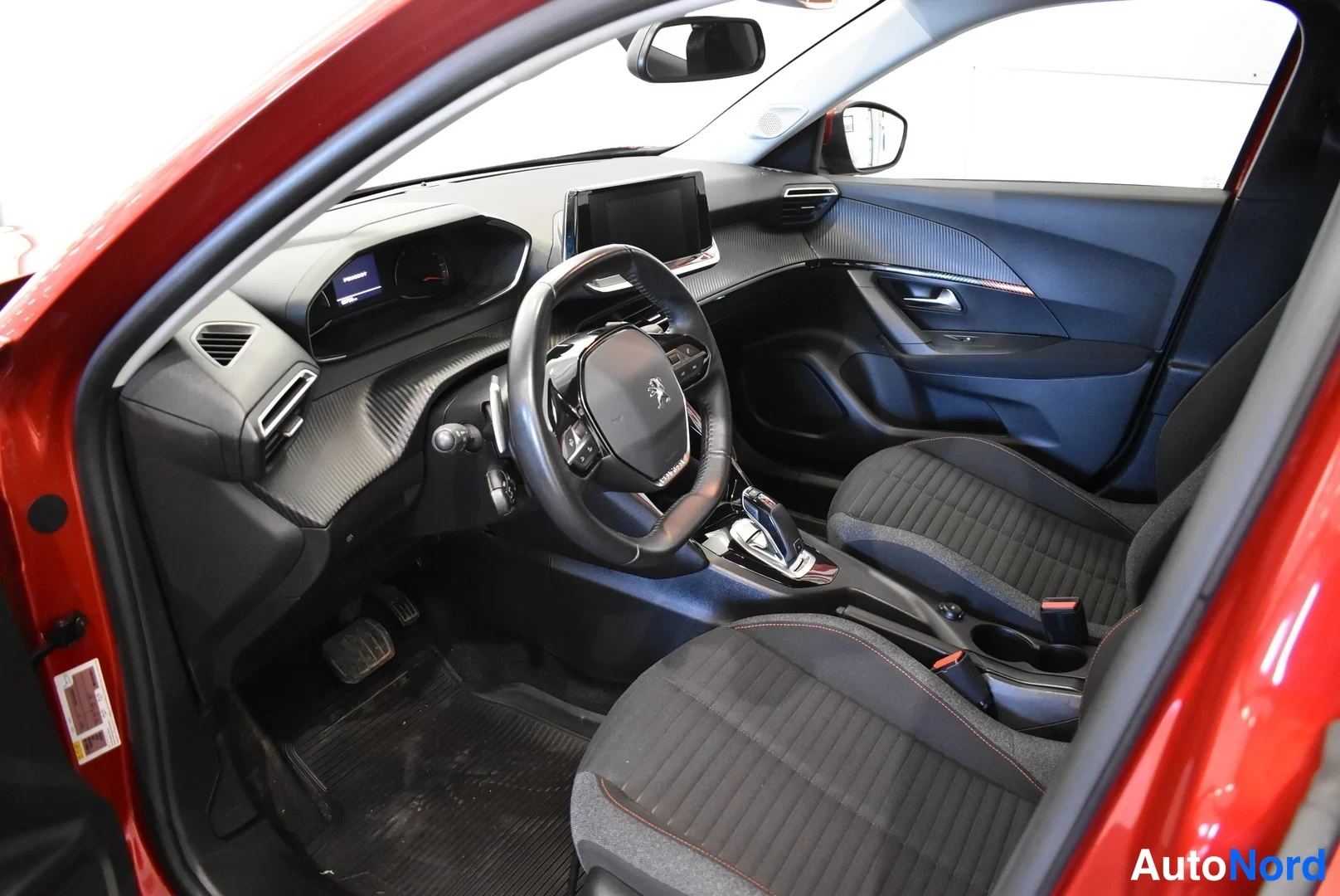 Punainen Peugeot 2008 2021, ohjaamo, kuva 13