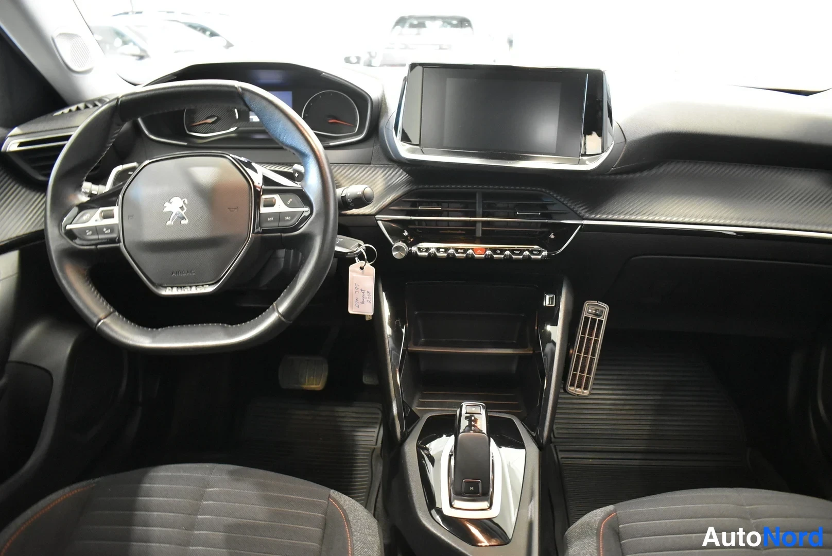Punainen Peugeot 2008 2021, ohjaamo, kuva 15
