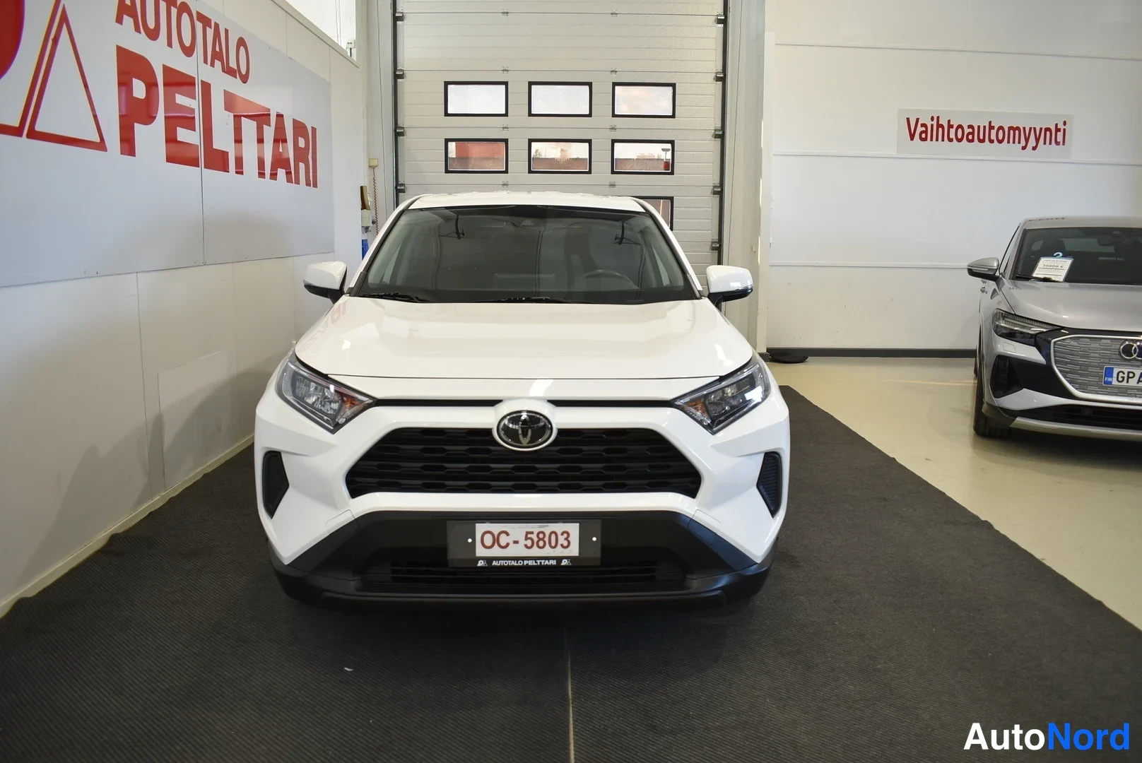 Valkoinen Toyota RAV4 2020, edestä, kuva 8