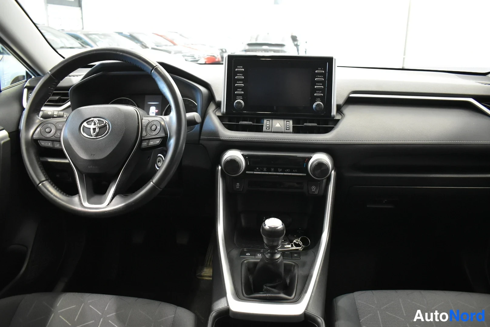 Valkoinen Toyota RAV4 2020, ohjaamo, kuva 17