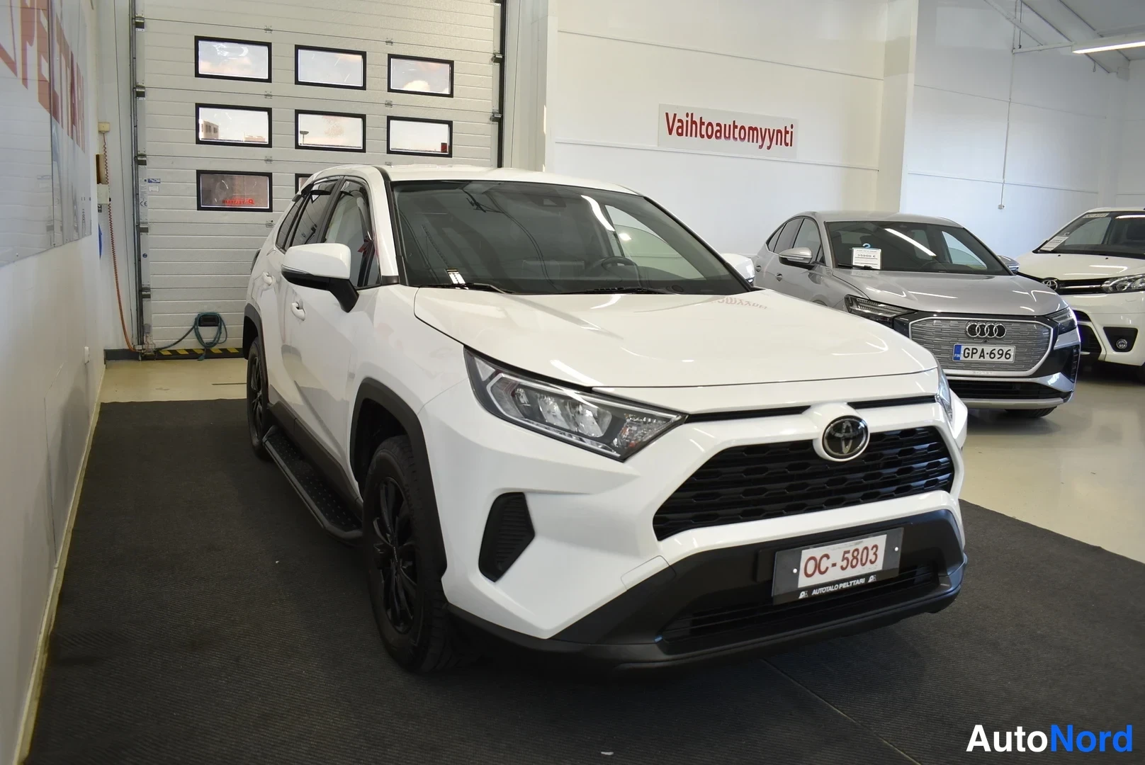 Valkoinen Toyota RAV4 2020, etuviisto, keula oikealle, kuva 4