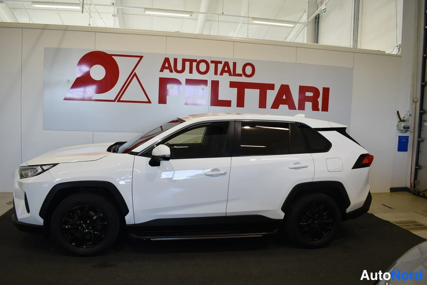 Valkoinen Toyota RAV4 2020, sivulta, kuva 7