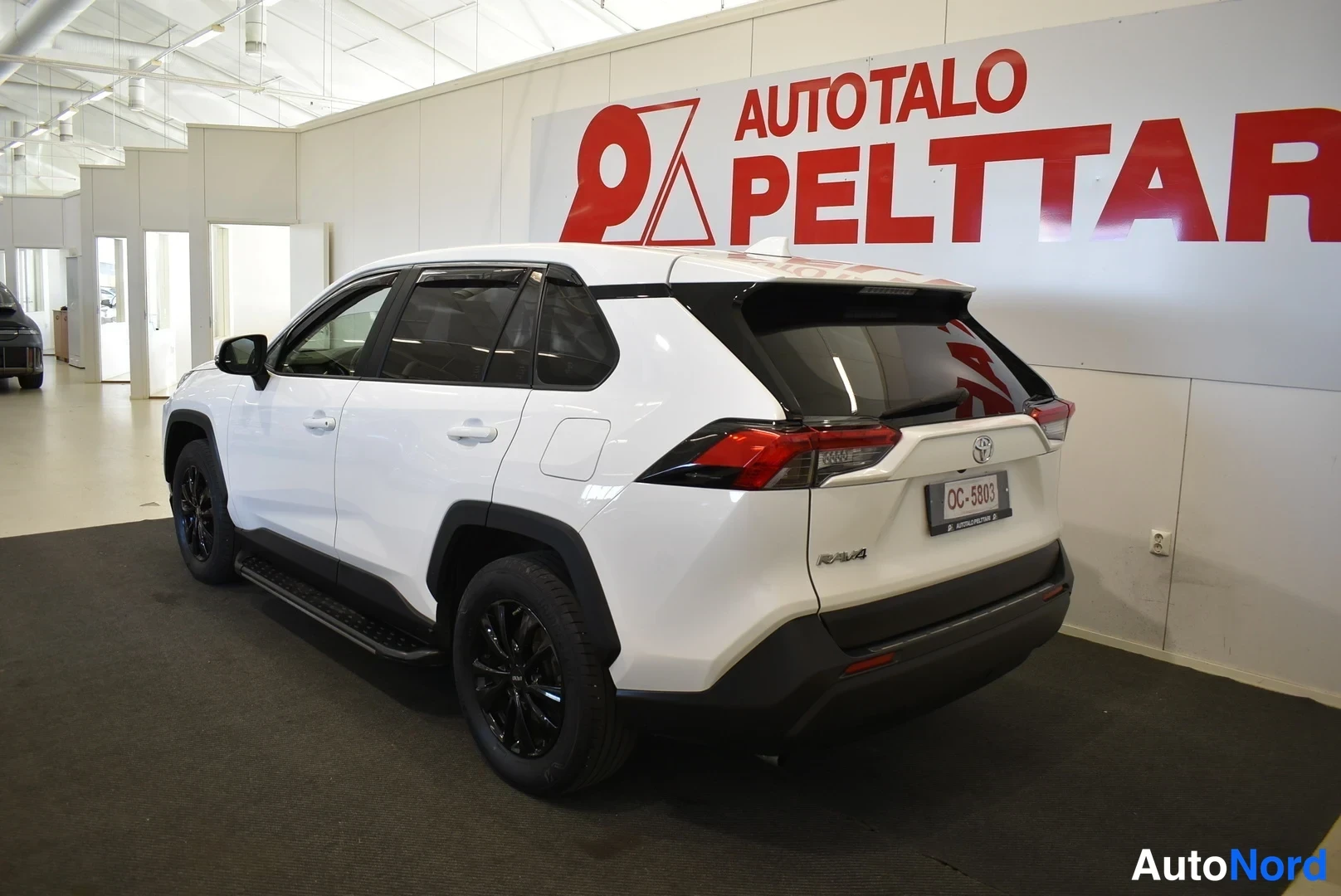 Valkoinen Toyota RAV4 2020, takaviisto, kuva 9