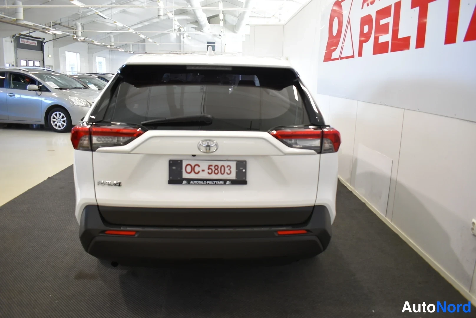 Valkoinen Toyota RAV4 2020, takaa, kuva 13