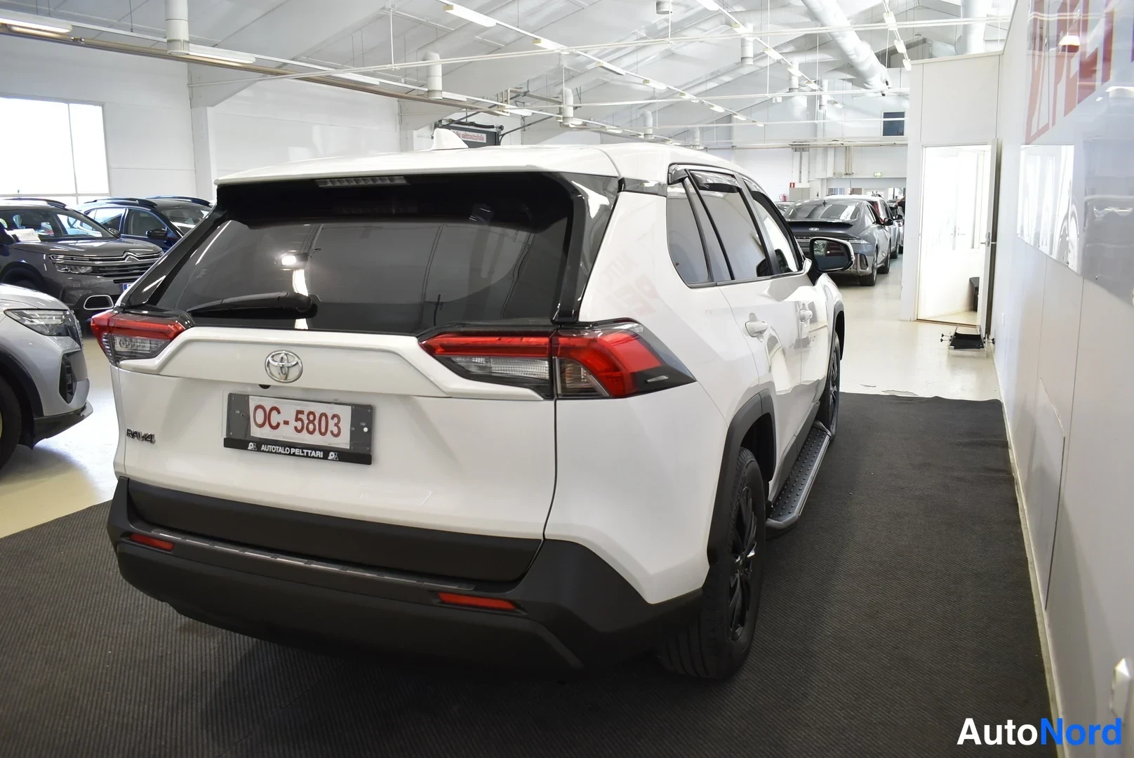 Valkoinen Toyota RAV4 2020, takaviisto, kuva 10