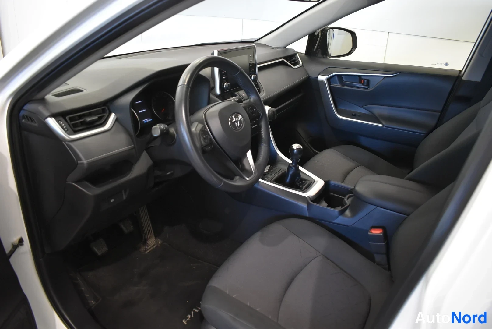 Valkoinen Toyota RAV4 2020, ohjaamo, kuva 15