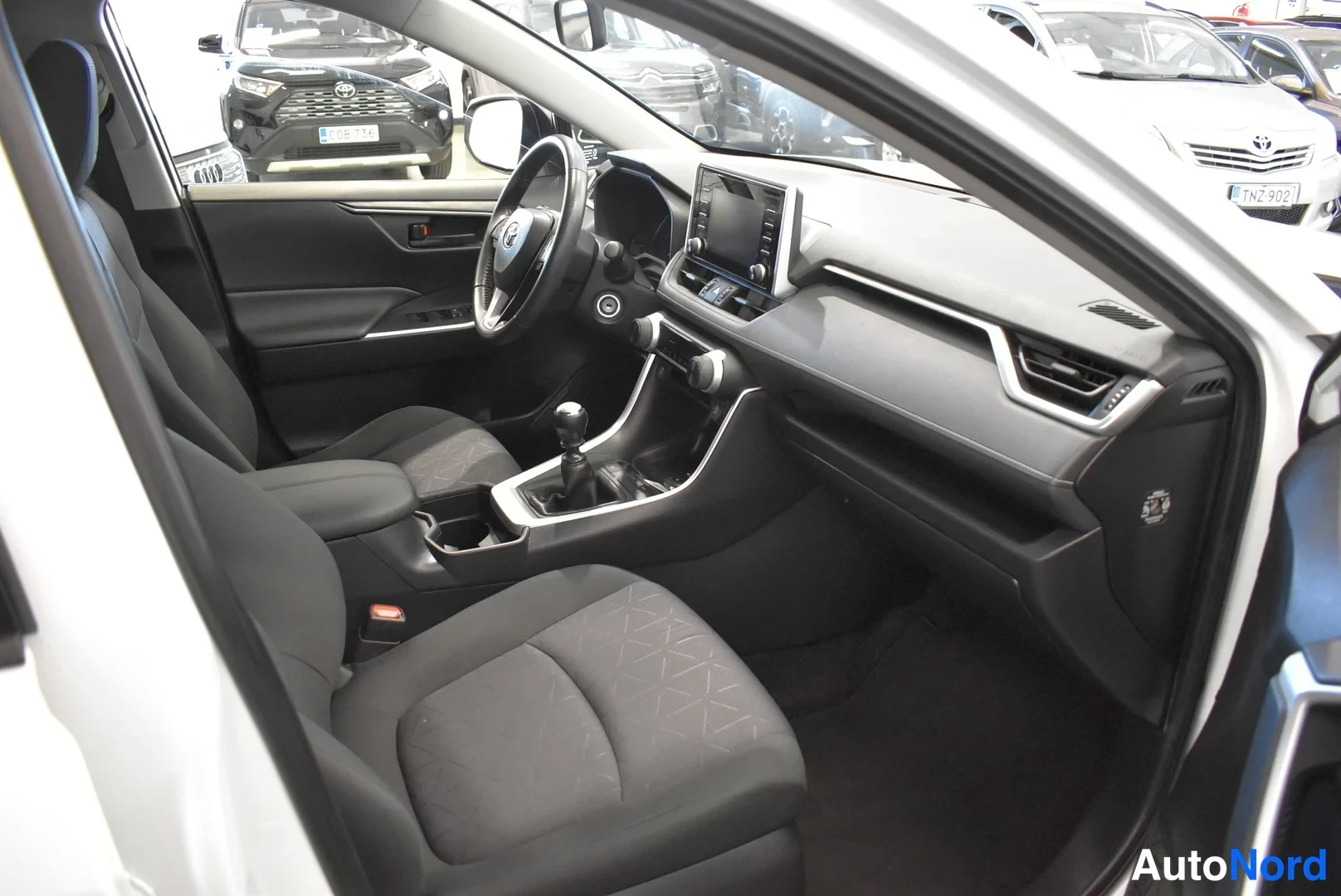 Valkoinen Toyota RAV4 2020, ohjaamo, kuva 16