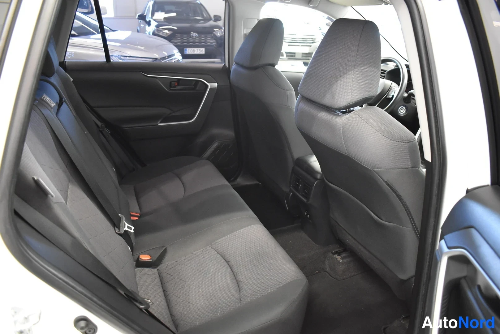Valkoinen Toyota RAV4 2020, takaistuimet, kuva 21