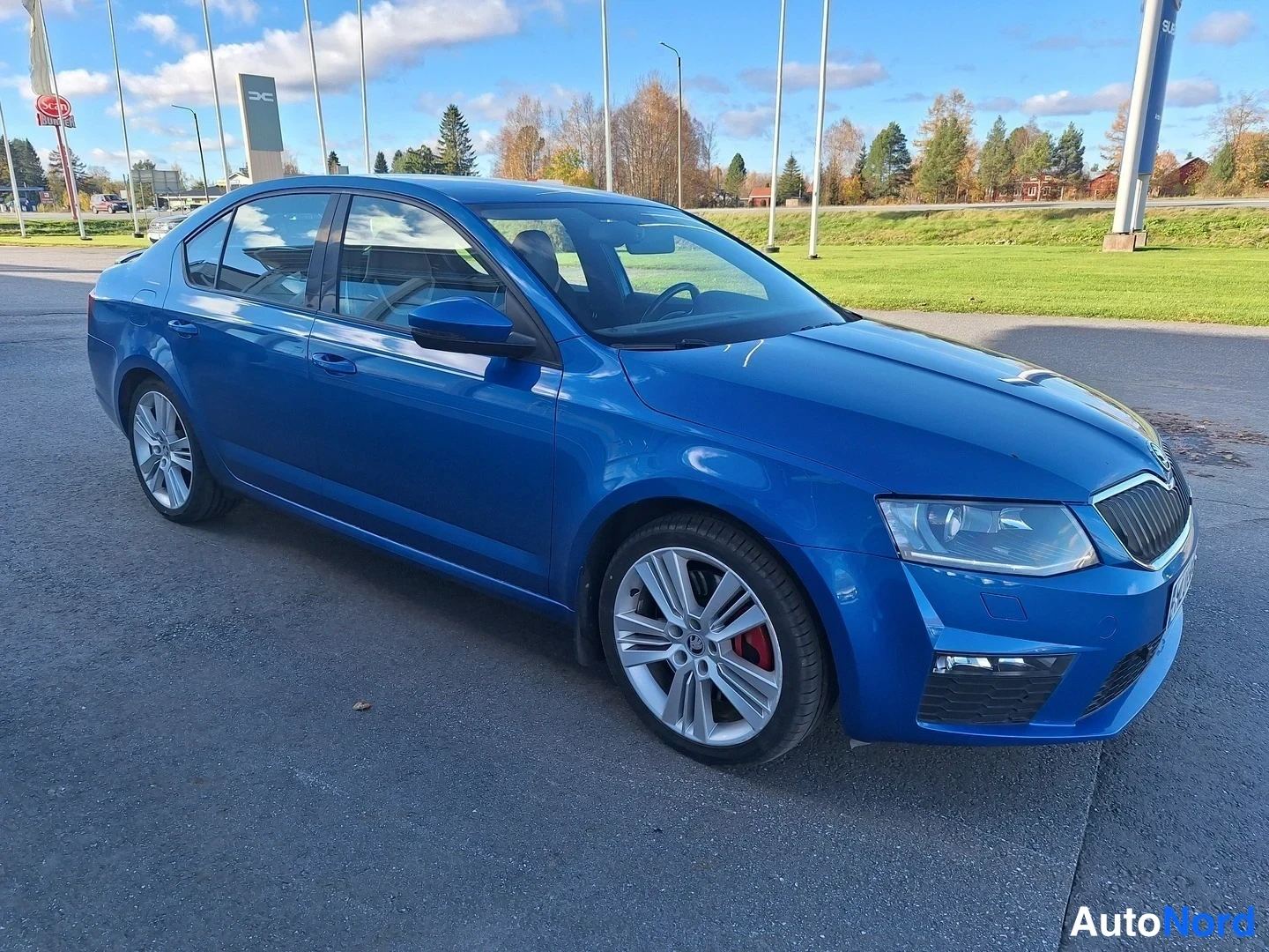 Sininen Skoda Octavia 2014, etuviisto, keula oikealle, kuva 2