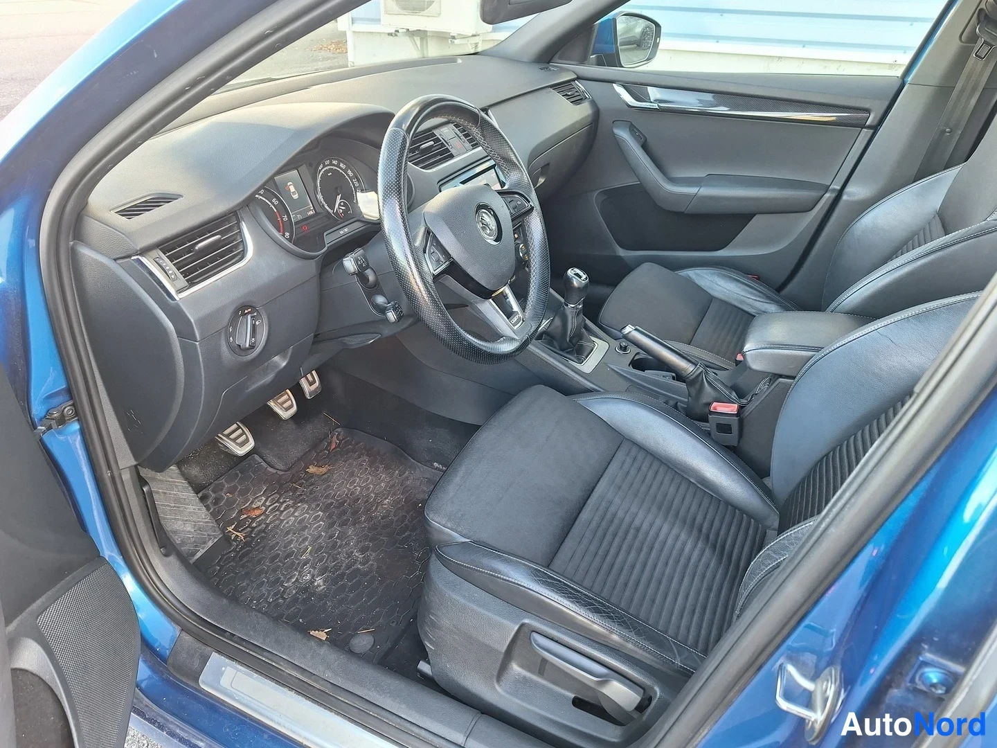 Sininen Skoda Octavia 2014, ohjaamo, kuva 5