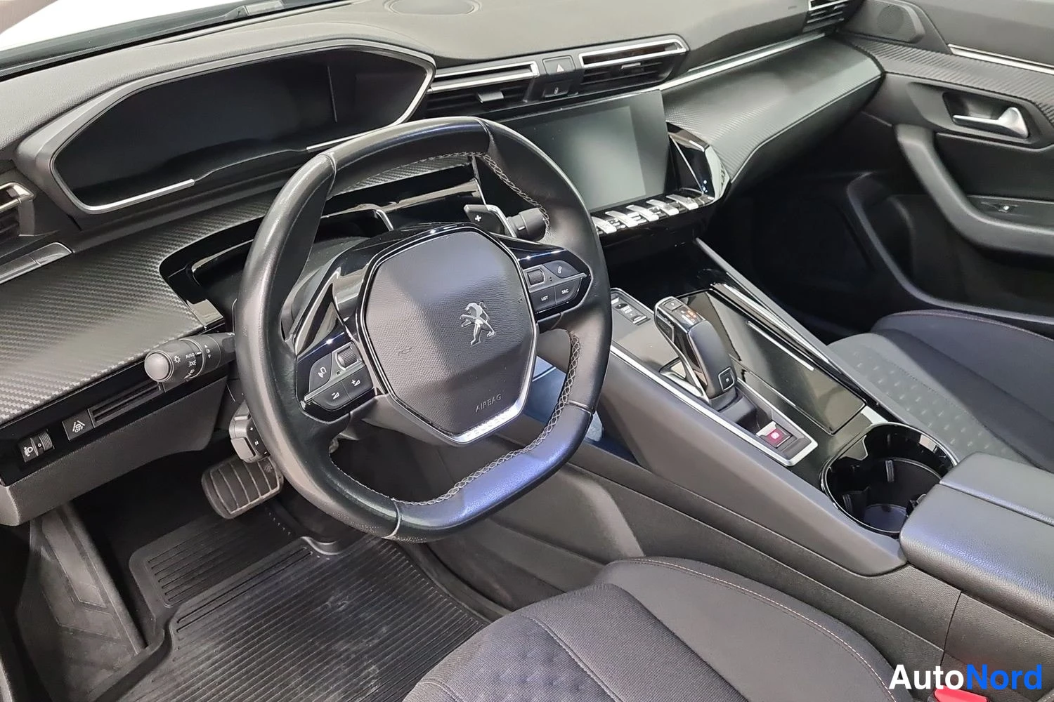 Valkoinen Peugeot 508 2019, ohjaamo, kuva 5