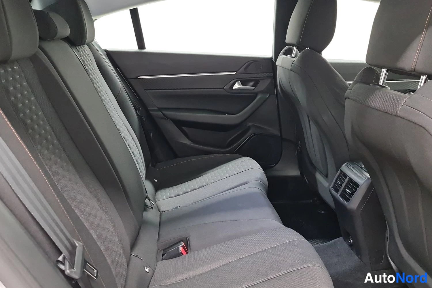 Valkoinen Peugeot 508 2019, takaistuimet, kuva 8