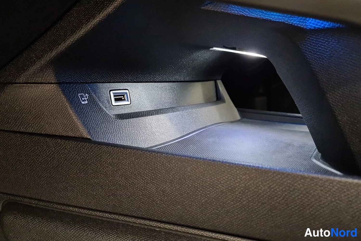 Valkoinen Peugeot 508 2019, yksityiskohta, kuva 19