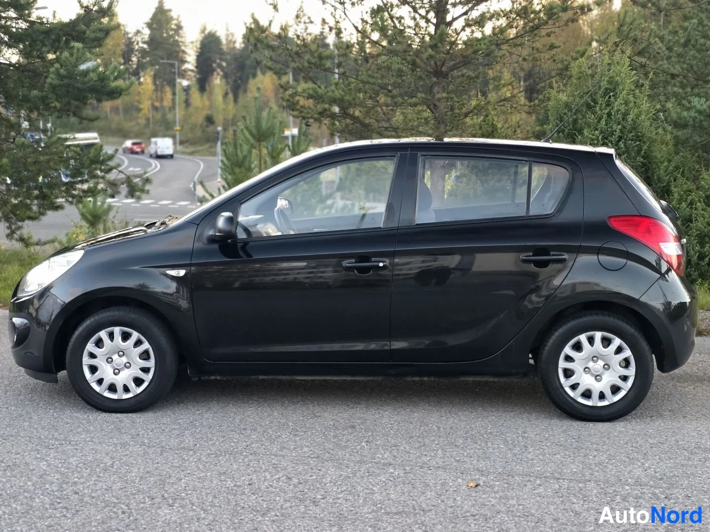 Musta Hyundai i20 2009, sivulta, kuva 4