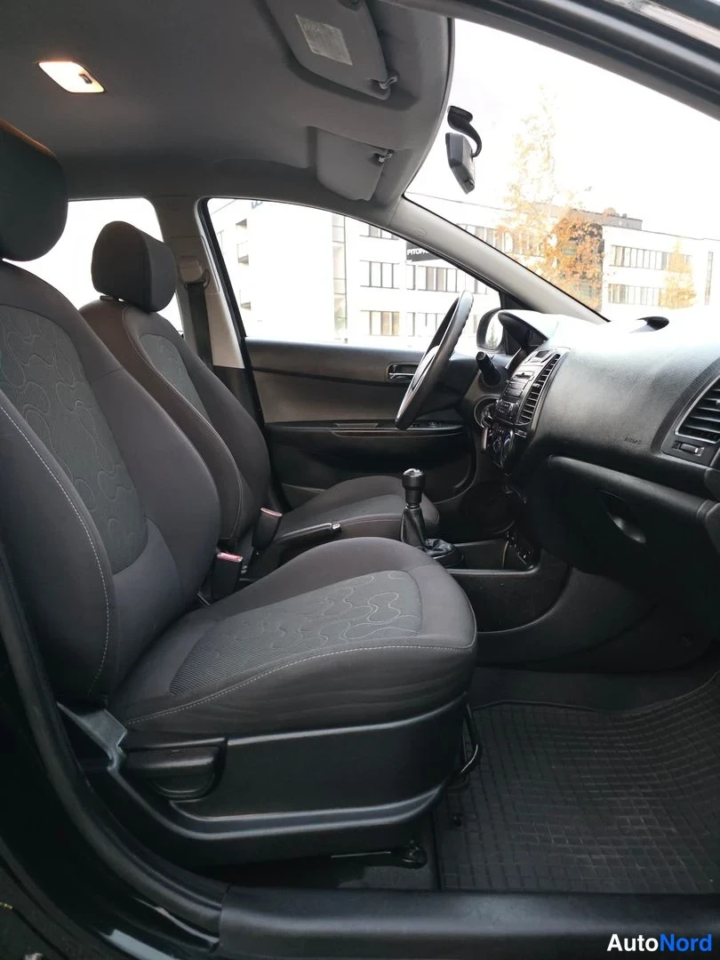 Musta Hyundai i20 2009, etuistuimet, kuva 13