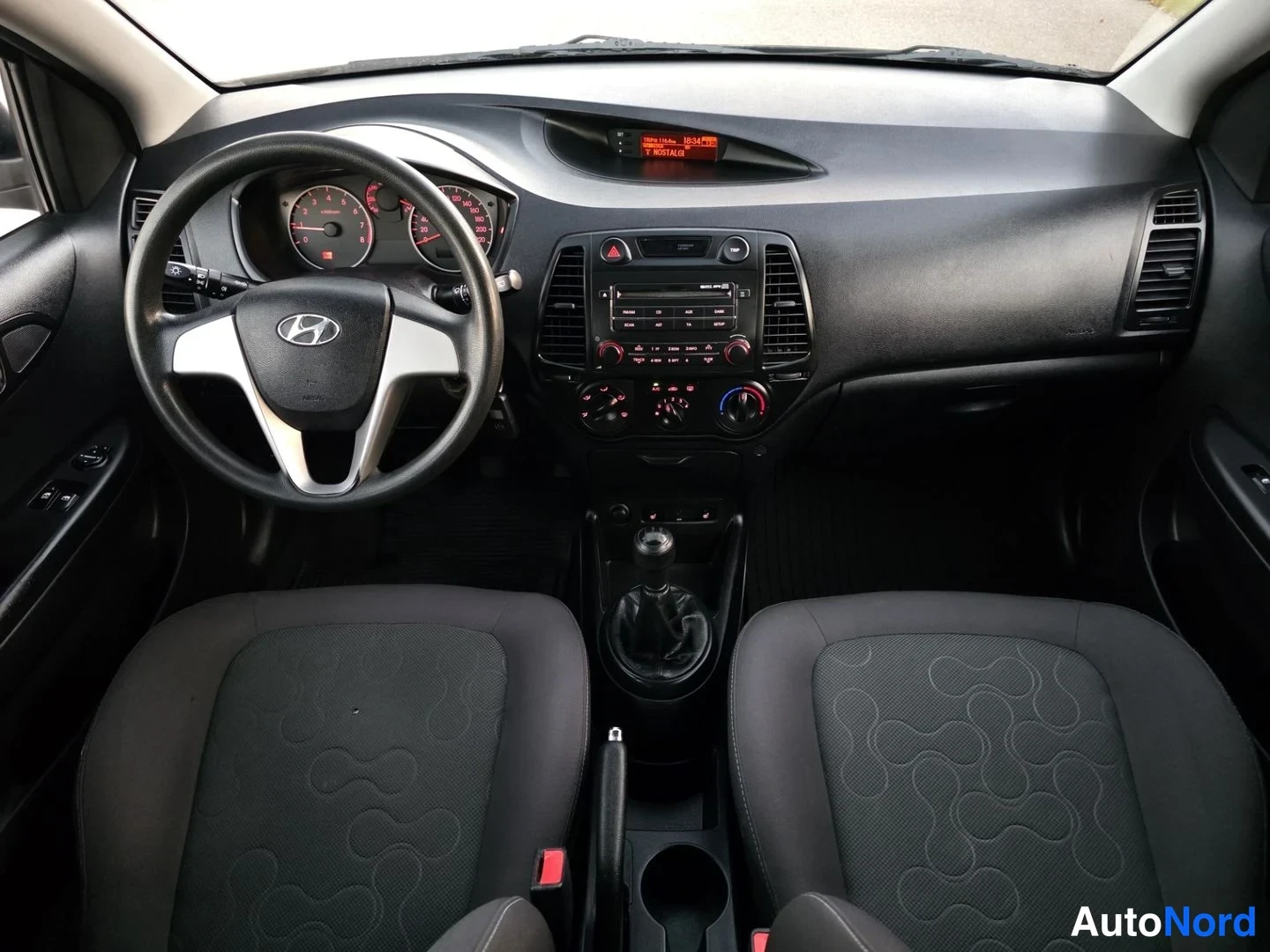 Musta Hyundai i20 2009, ohjaamo, kuva 9
