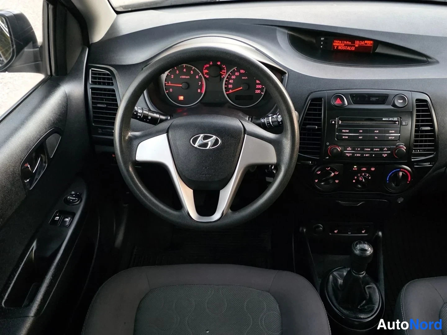 Musta Hyundai i20 2009, ohjaamo, kuva 10