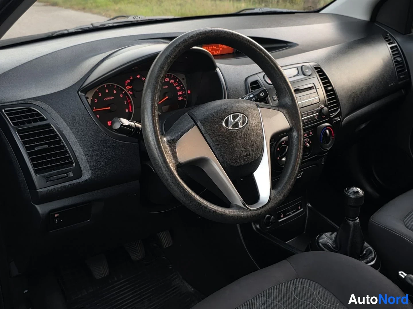 Musta Hyundai i20 2009, ohjaamo, kuva 11