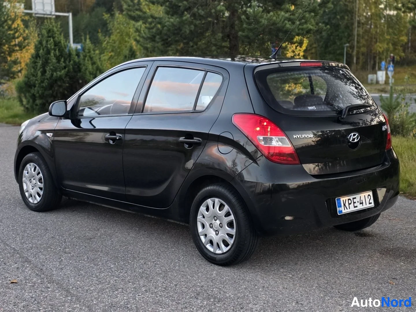 Musta Hyundai i20 2009, takaviisto, kuva 6