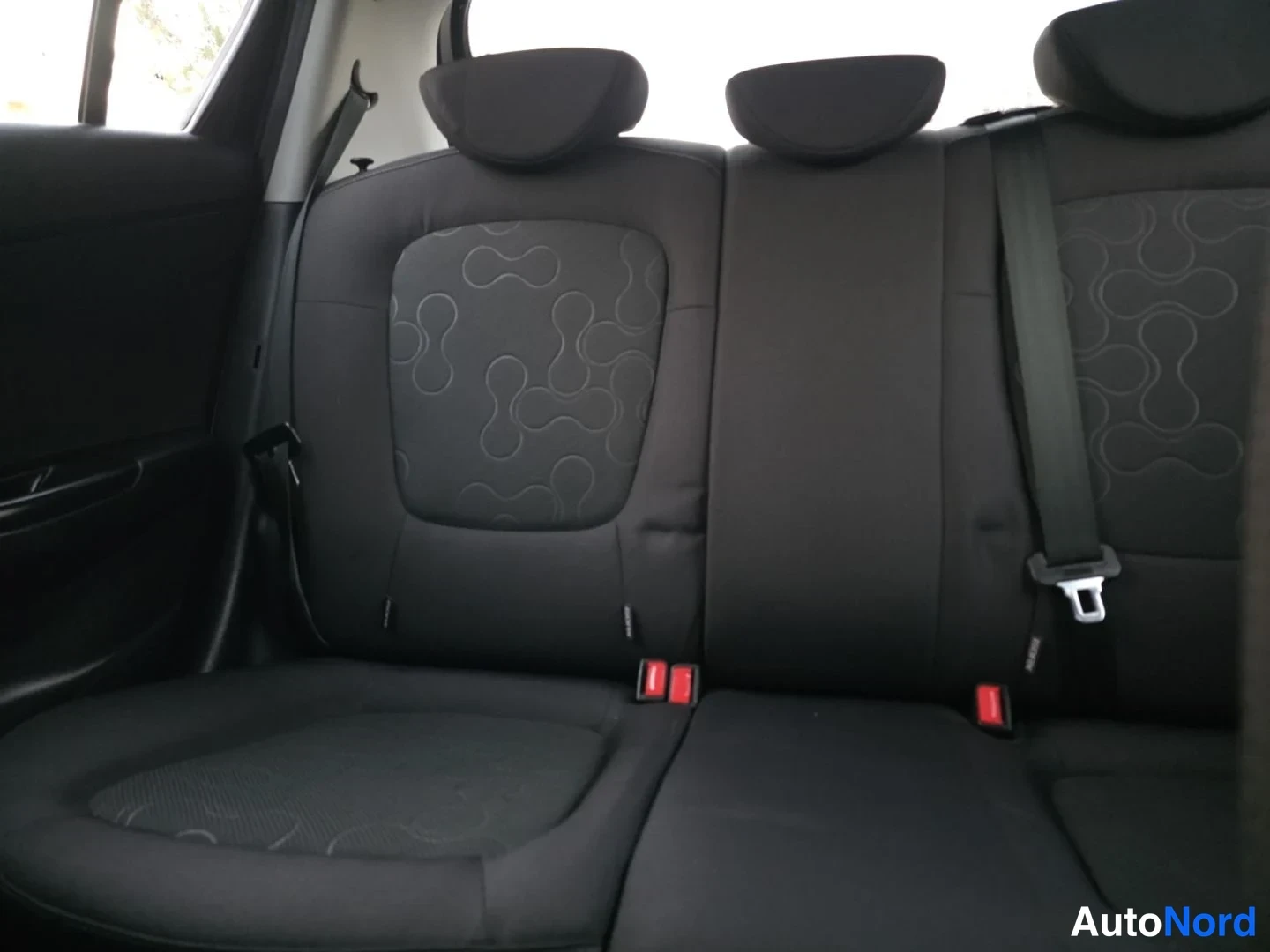 Musta Hyundai i20 2009, takaistuimet, kuva 15