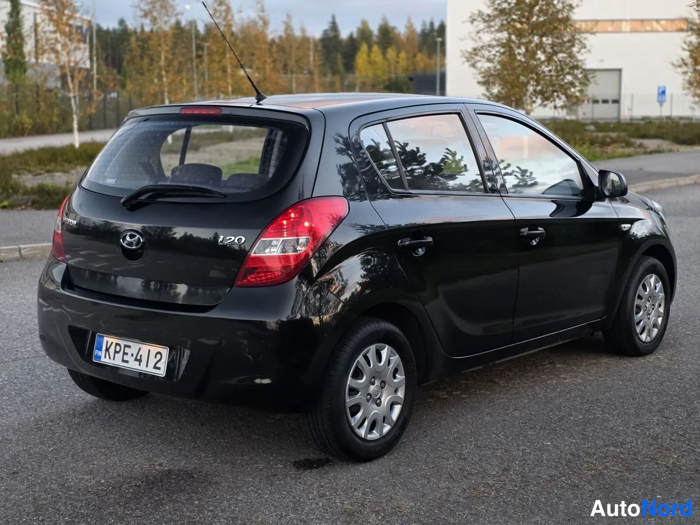 Musta Hyundai i20 2009, takaviisto, kuva 5