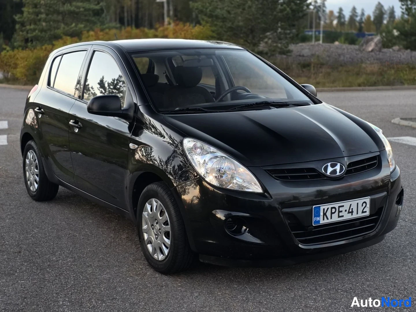 Musta Hyundai i20 2009, etuviisto, keula oikealle, kuva 2