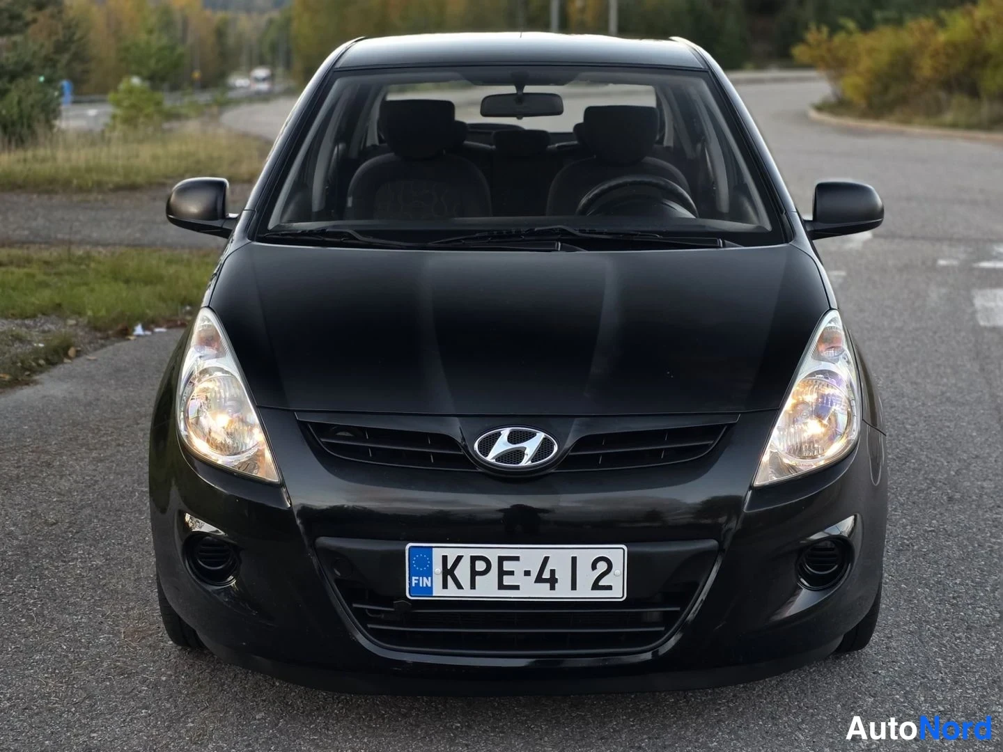 Musta Hyundai i20 2009, edestä, kuva 3