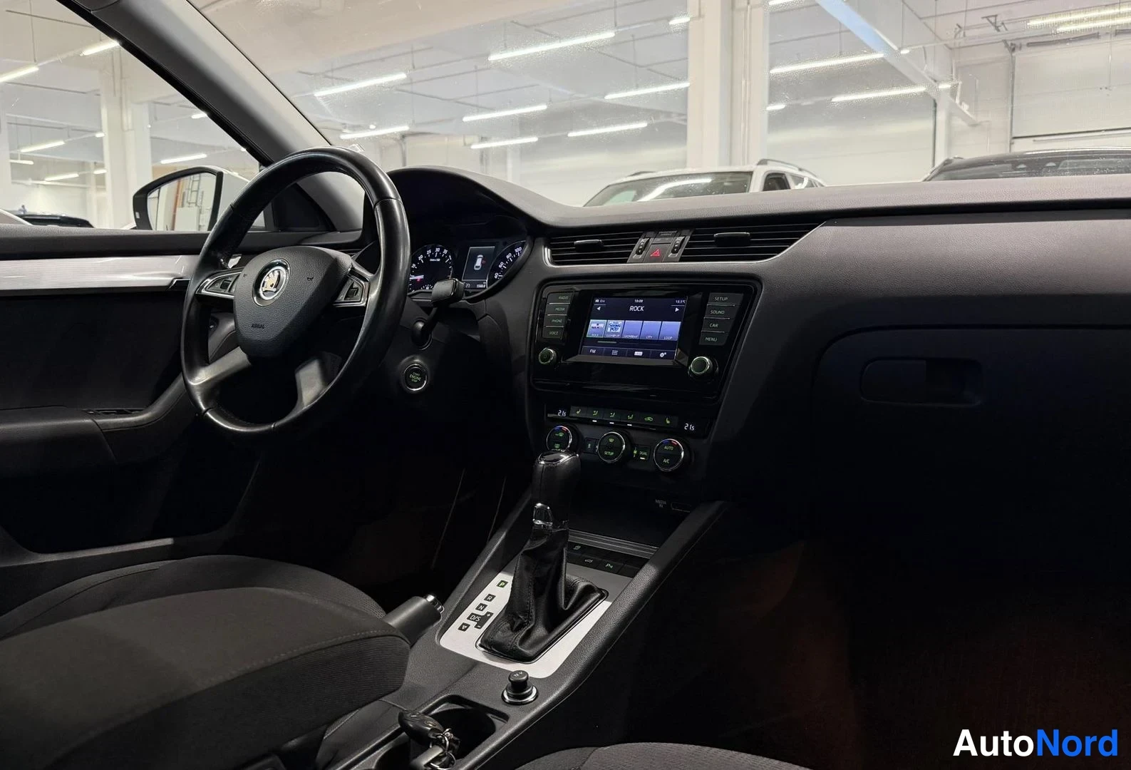 Valkoinen Skoda Octavia 2014, ohjaamo, kuva 8