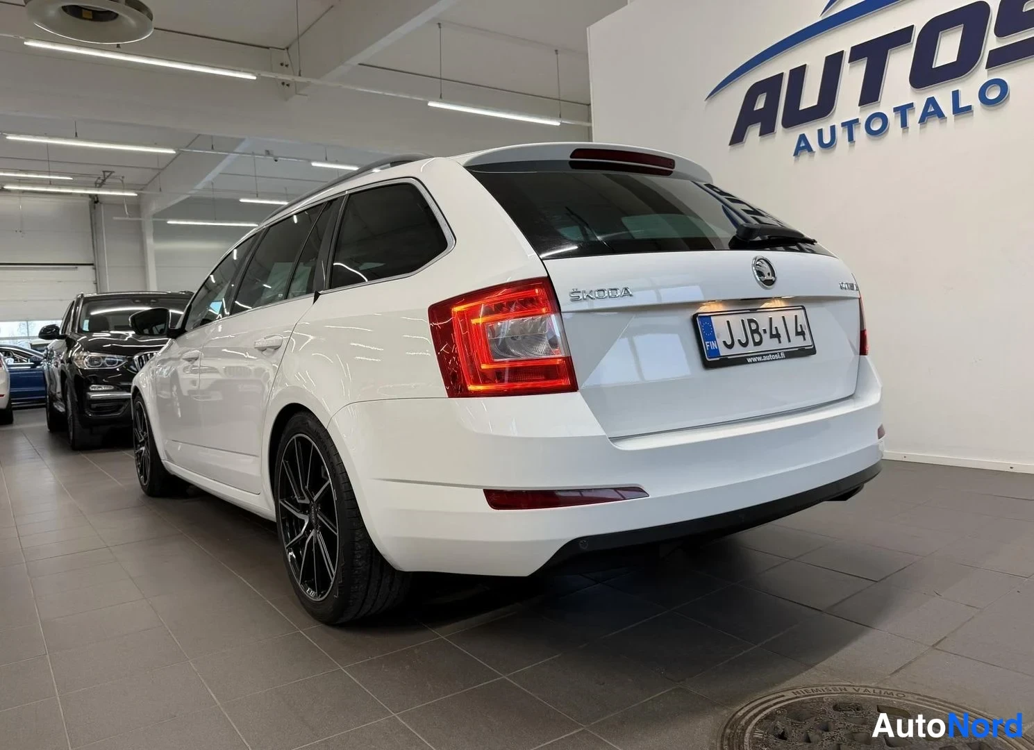 Valkoinen Skoda Octavia 2014, takaviisto, kuva 4
