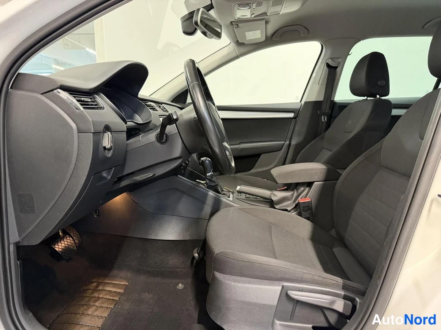 Valkoinen Skoda Octavia 2014, etuistuimet, kuva 11