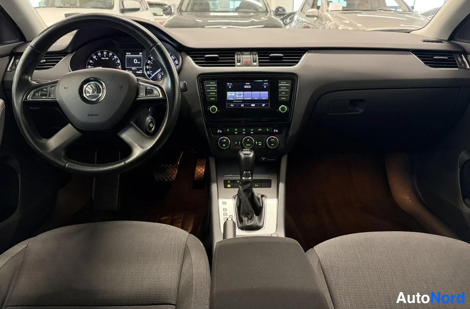 Valkoinen Skoda Octavia 2014, ohjaamo, kuva 7