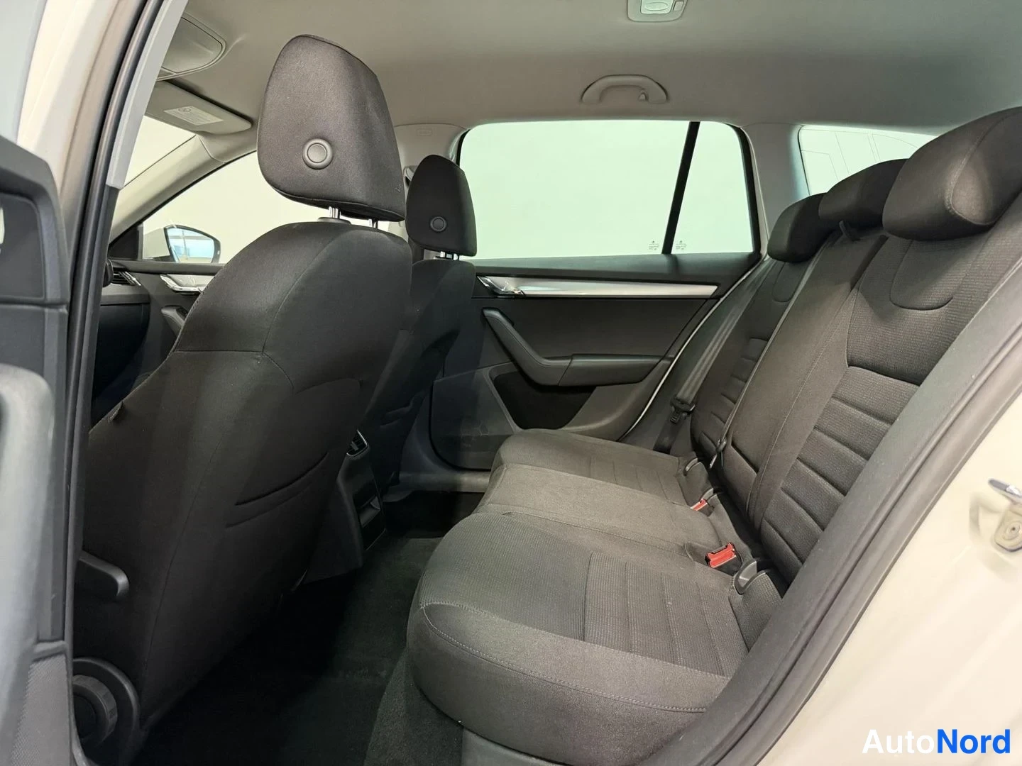 Valkoinen Skoda Octavia 2014, takaistuimet, kuva 13