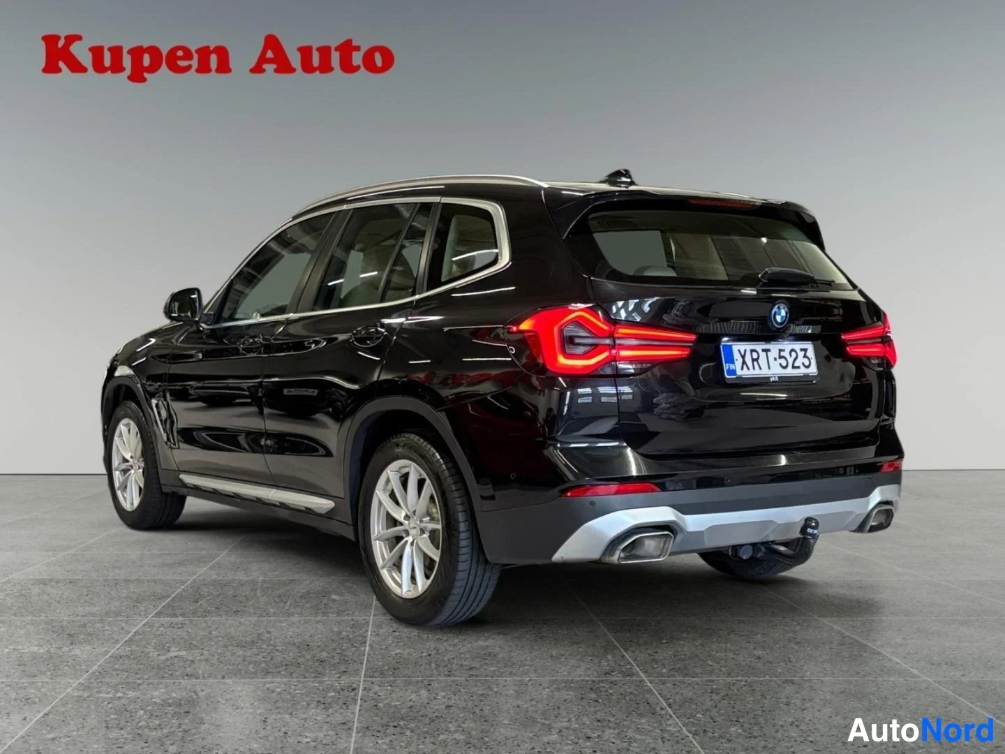 Musta BMW X3 xDrive30e 2023, takaviisto, kuva 3