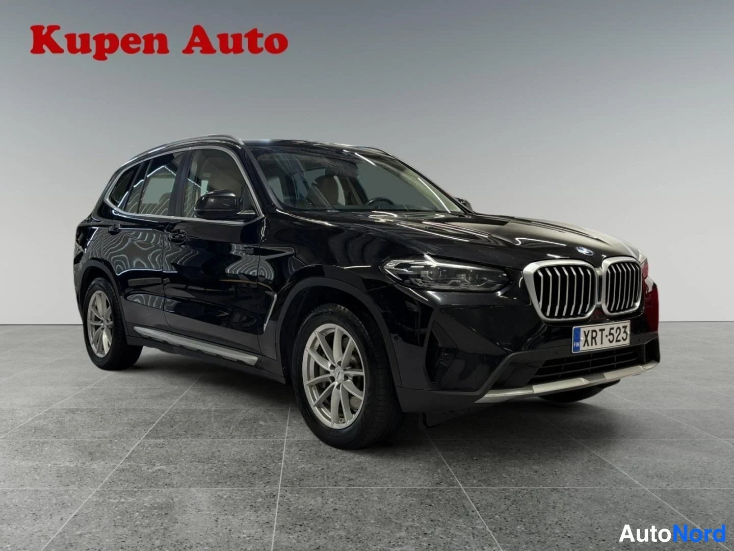 Musta BMW X3 xDrive30e 2023, etuviisto, keula oikealle, kuva 2