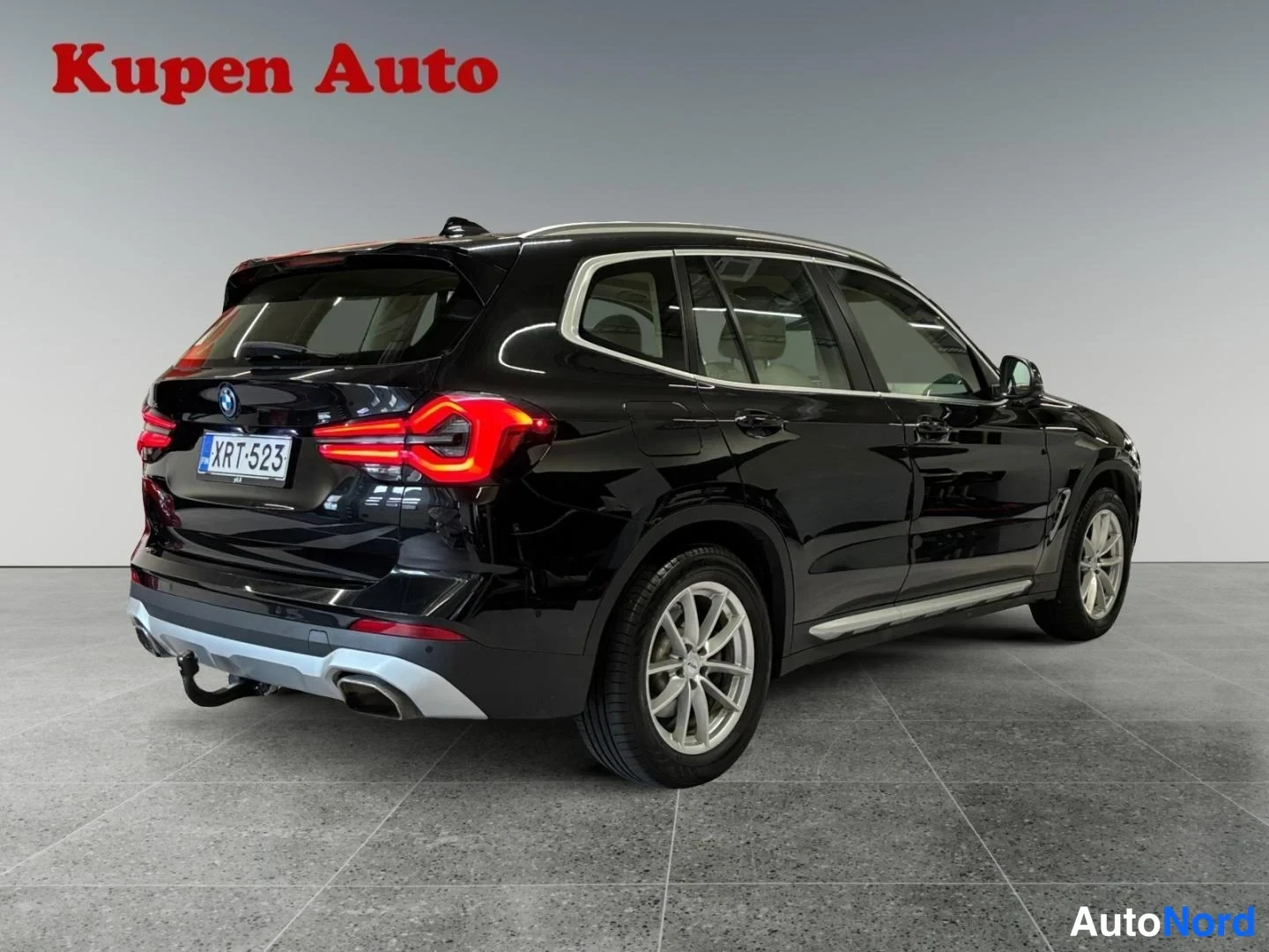 Musta BMW X3 xDrive30e 2023, takaviisto, kuva 4
