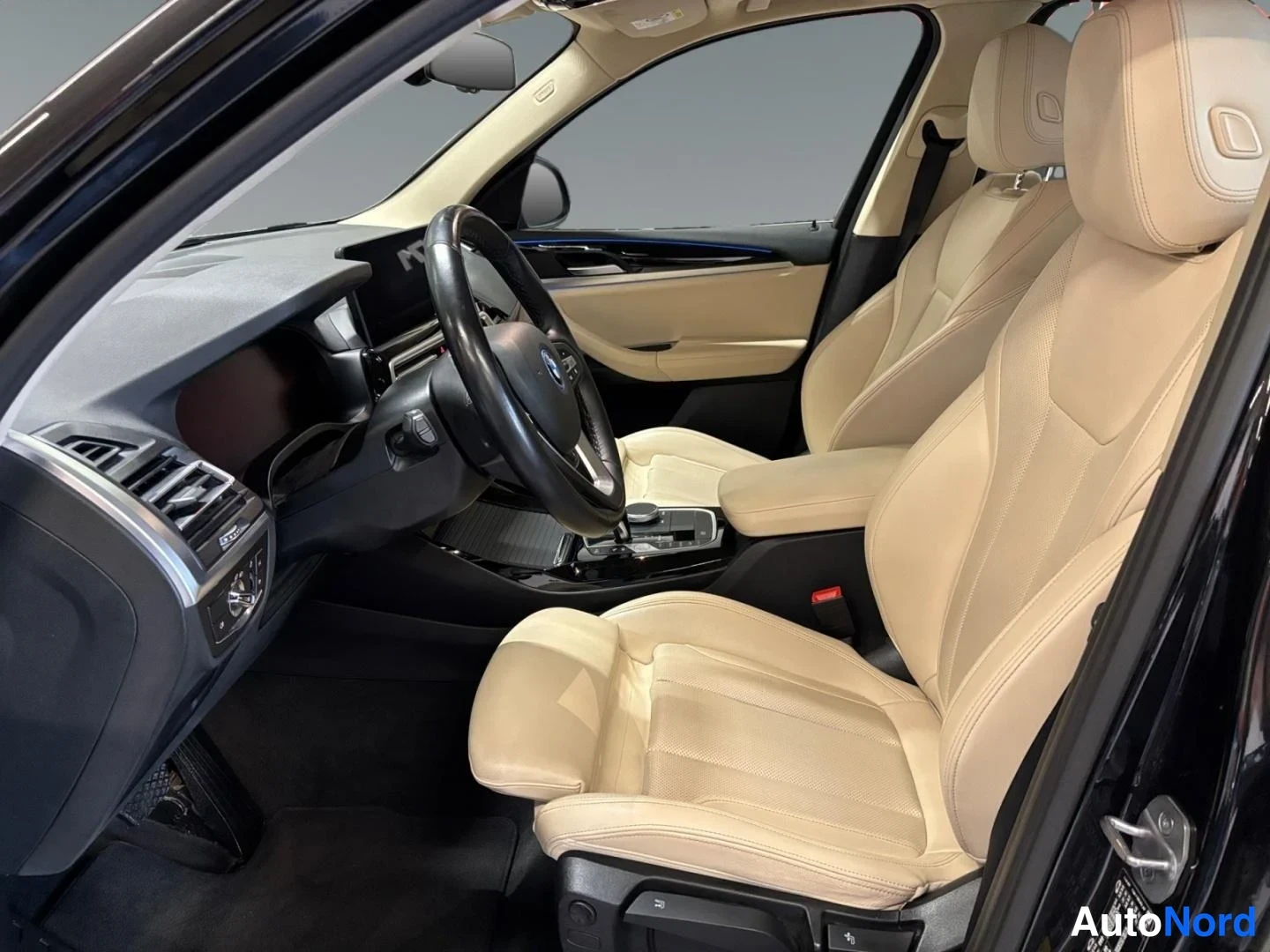 Musta BMW X3 xDrive30e 2023, ohjaamo, kuva 5