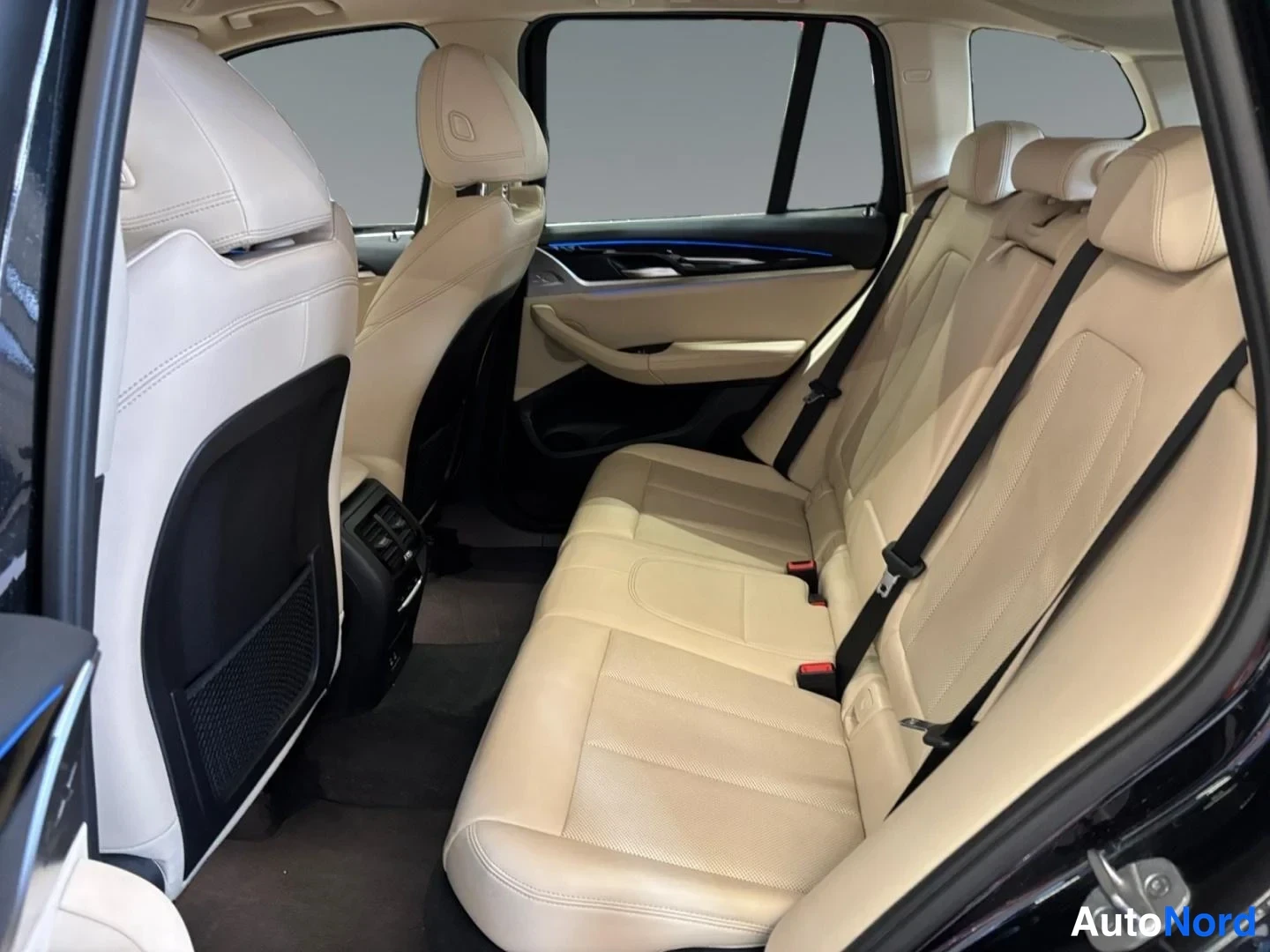 Musta BMW X3 xDrive30e 2023, takaistuimet, kuva 8