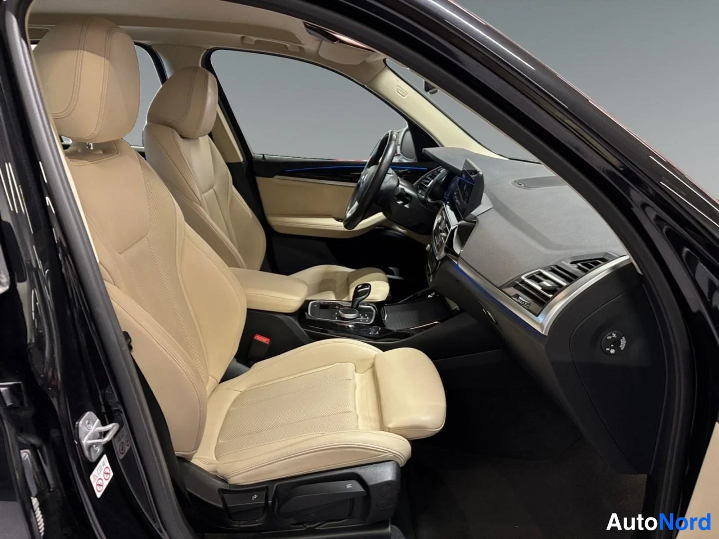 Musta BMW X3 xDrive30e 2023, ohjaamo, kuva 6