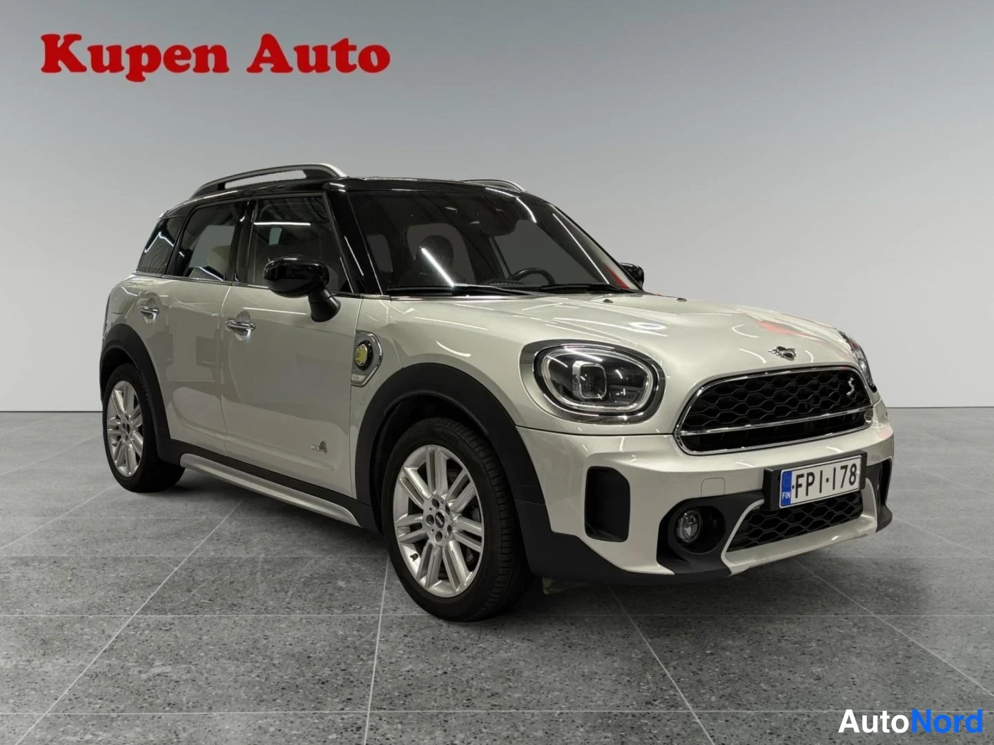 Harmaa Mini Countryman Cooper SE ALL4 2023, etuviisto, keula oikealle, kuva 2