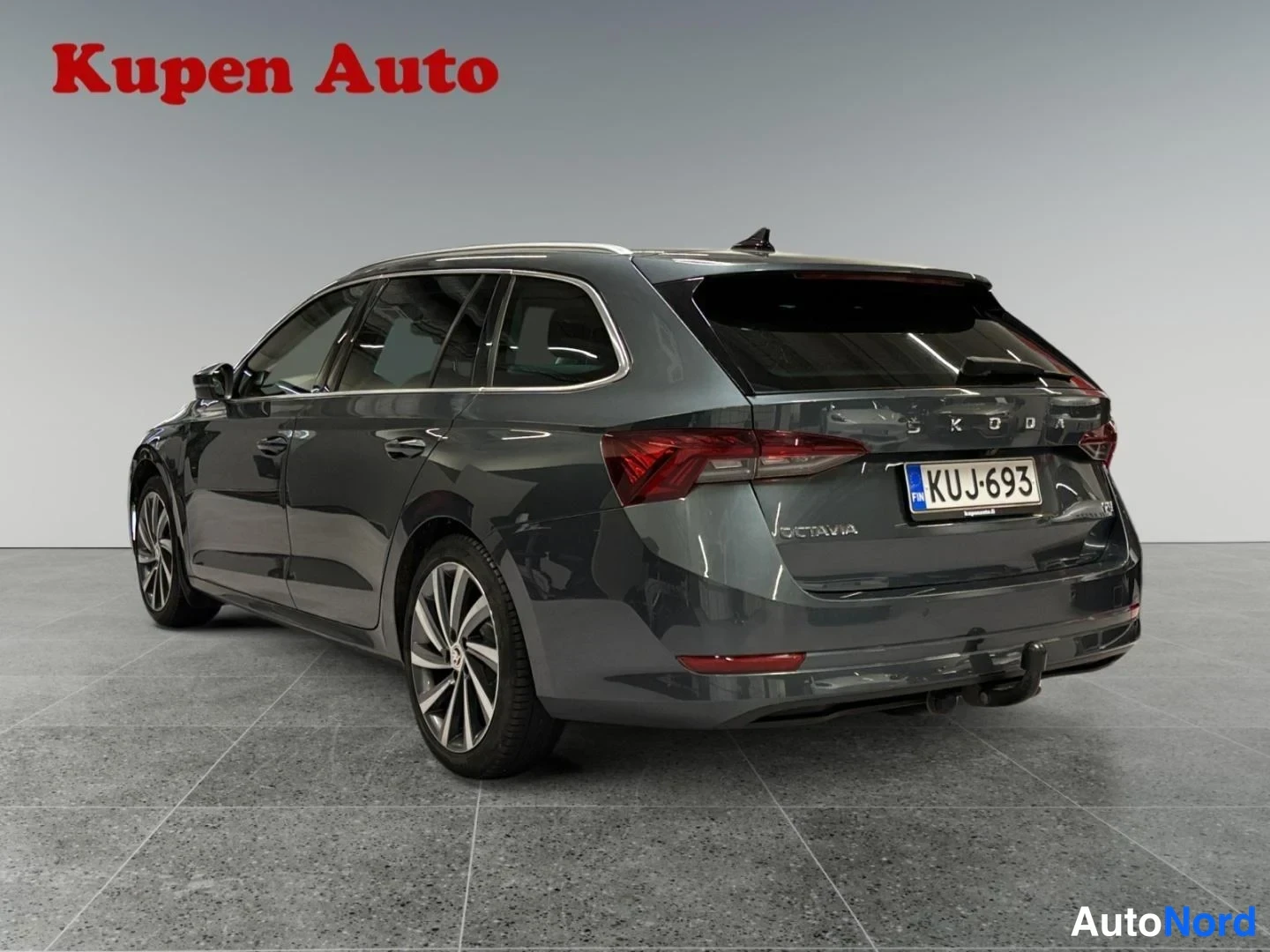 Harmaa Skoda Octavia 2021, takaviisto, kuva 3