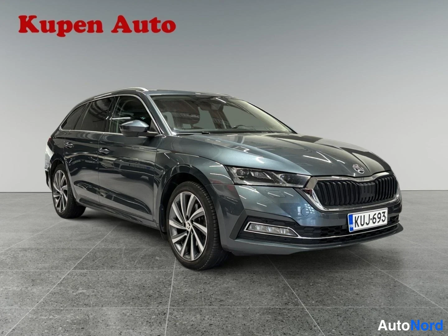 Harmaa Skoda Octavia 2021, etuviisto, keula oikealle, kuva 2