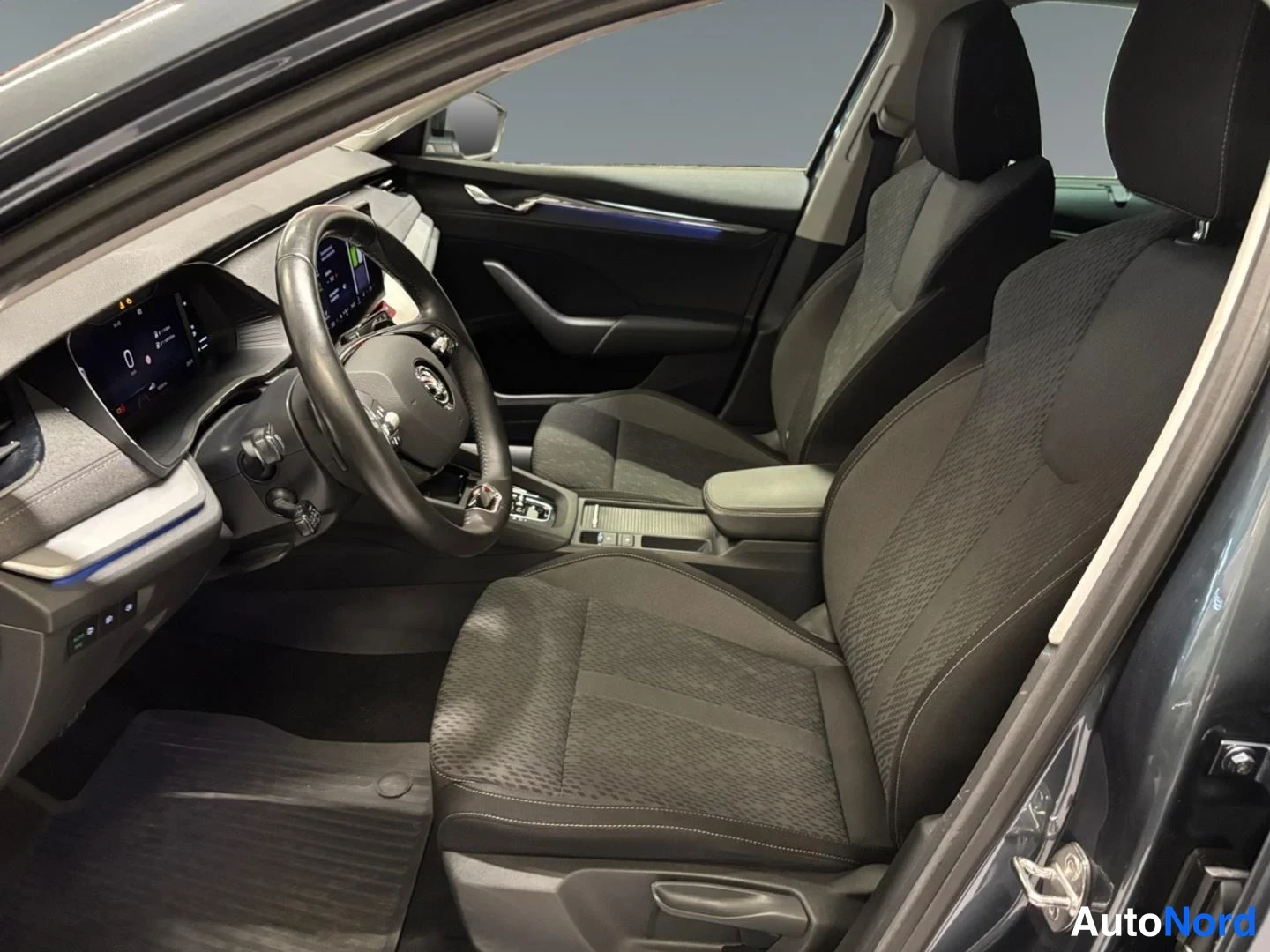 Harmaa Skoda Octavia 2021, ohjaamo, kuva 5